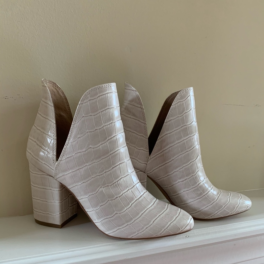 BRAND NEW WITH TAGS Steve Madden (size 6) boots